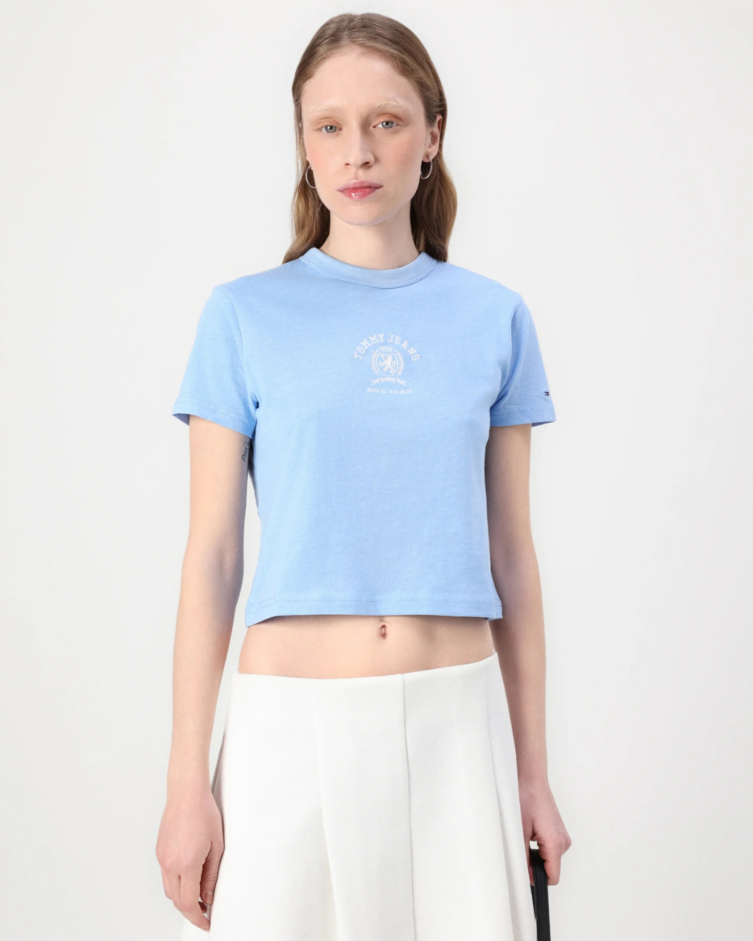 Tommy Jeans - Tjw Reg SH Varsity Crest Tee - Light Blue