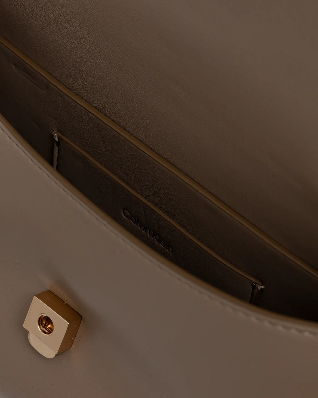 Calvin Klein - CK Top Handle With Chain Bag - Tortora e Oro