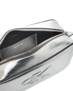 Calvin Klein Jeans - Bold CK Metallic Camera Bag - Argento